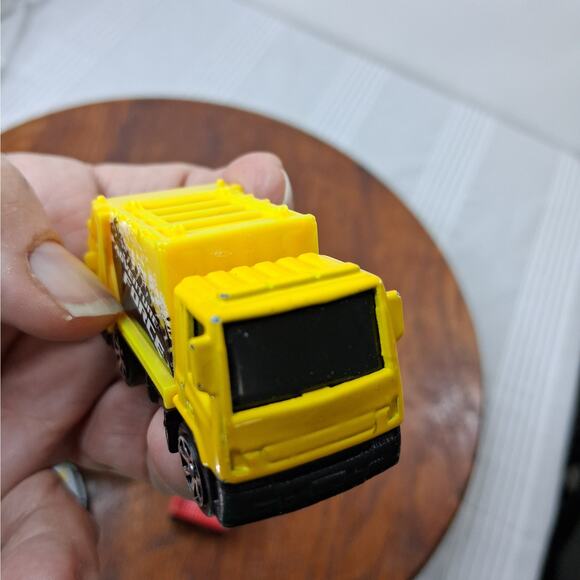 Maisto Diecast 8 Piece Car & Truck Lot Garbage Pickup Trucks - Picture 16 of 16